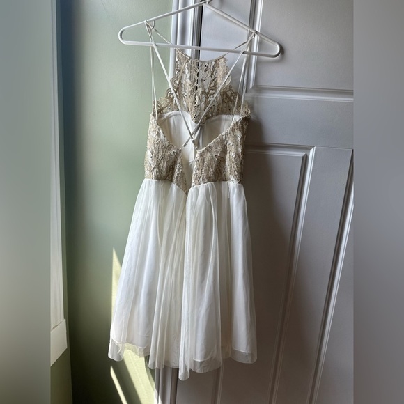 Sequin Hearts 💛 White and gold halter dress - Picture 2 of 7